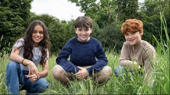 Dominic McLaughlin (Harry), Arabella Stanton (Hermione) e Alastair Stout (Rony) - Divulgação / HBO