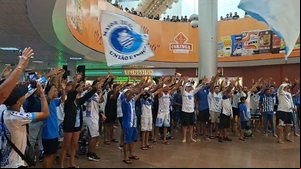 Torcida do CSA faz a festa em aeroporto para recepcionar o time após classificação na Copa do Brasil - Reprodução / Pedro Acioli / TNH1