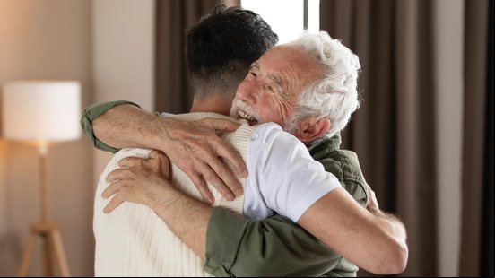 A psicologia já comprovou, há décadas, o poder transformador de um simples e genuíno abraço. - Foto: Freepik
