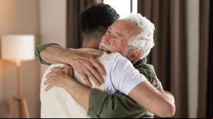 A psicologia já comprovou, há décadas, o poder transformador de um simples e genuíno abraço. - Foto: Freepik