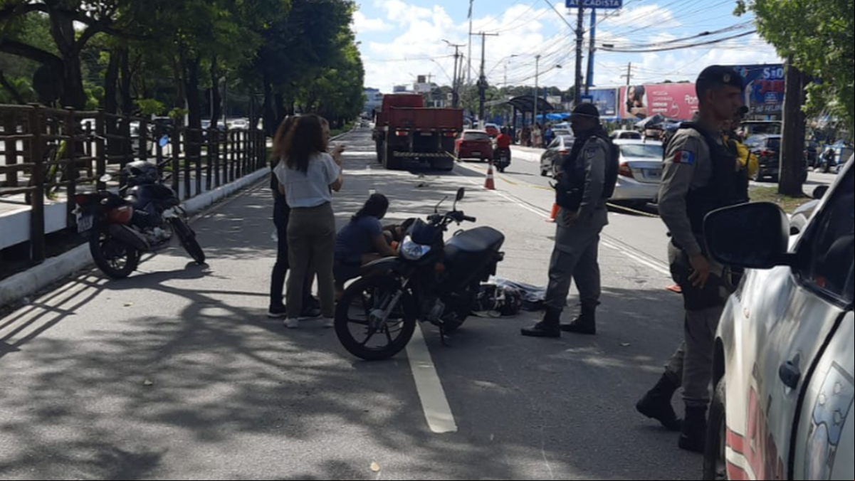 Motociclista morre atropelada por caminhão na Avenida Fernandes Lima, em Maceió
