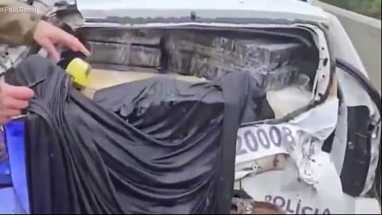 Imagem Vídeo: falsa viatura da Polícia Científica carregada com maconha bate após perseguição
