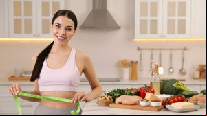 A escolha de alimentos e bebidas tem impacto direto na perda de gordura abdominal (Imagem: New Africa | Shutterstock)