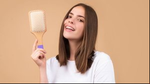 Alguns cuidados com os cabelos ajudam a controlar o frizz (Imagem: Volodymyr TVERDOKHLIB | Shutterstock)