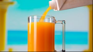 O suco 100% fruta em caixinha está cada vez mais presente no dia a dia dos brasileiros (Imagem: Viktor_LA | Shutterstock)