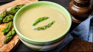 Creme de aspargo com limão (Imagem: George Dolgikh | Shutterstock)