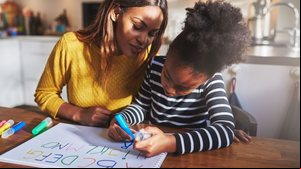 O apoio da família mantém as crianças motivadas e comprometidas com o processo de alfabetização (Imagem: Ground Picture | Shutterstock)