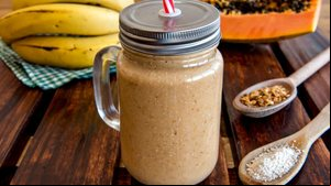 Vitamina de mamão, banana, granola e aveia (Imagem: Giovani Dressler | Shutterstock)