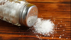 O consumo excessivo de sal pode trazer problemas para à saúde (Imagem: snezhana k | Shutterstock)