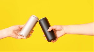 O consumo excessivo de energético pode prejudicar a saúde (Imagem: Pixel-Shot | Shutterstock)