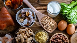 É importante se atentar aos alimentos que costumam causar alergia (Imagem: monticello | Shutterstock)