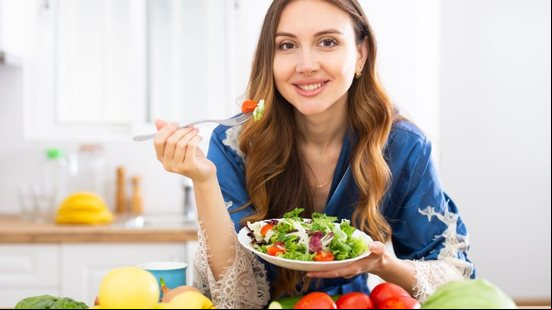 Uma alimentação balanceada favorece a fertilidade (Imagem: Caftor | Shutterstock)