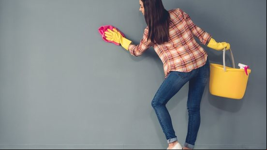 A limpeza recorrente das paredes é mais eficaz e econômica do que a repintura (Imagem: VGstockstudio | Shutterstock)