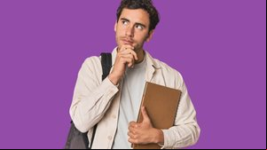 Preparação para o novo modelo de redação da Fuvest pode reduzir a dificuldade dos candidatos (Imagem: Asier Romer | Shutterstock)