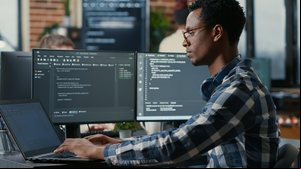 O conhecimento em linguagens de programação é essencial para a área de tecnologia (Imagem: DC Studio | Shutterstock)