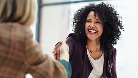 A chegada dos jovens ao mercado de trabalho tem transformado a percepção sobre sucesso profissional (Imagem: PeopleImages.com - Yuri A | Shutterstock)