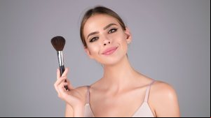 O pincel certo faz a maquiagem ficar mais bonita (Imagem: Volodymyr TVERDOKHLIB | Shutterstock)