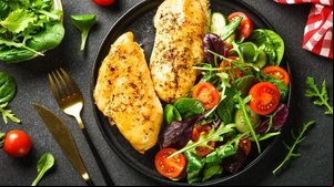 Peito de frango grelhado com salada verde (Imagem: nadianb | Shutterstock)