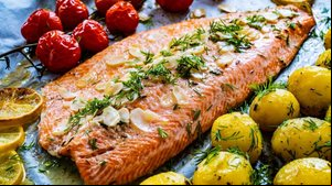 Truta assada com batatas (Imagem: Jacek Chabraszewski | Shutterstock)