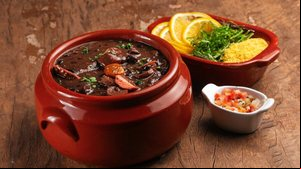 Feijoada vegana com linguiça vegetal (Imagem: Igor Vilela Rotundo | Shutterstock)