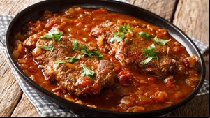 Bife de contrafilé ao molho de tomate (Imagem: Sergii Koval | Shutterstock)
