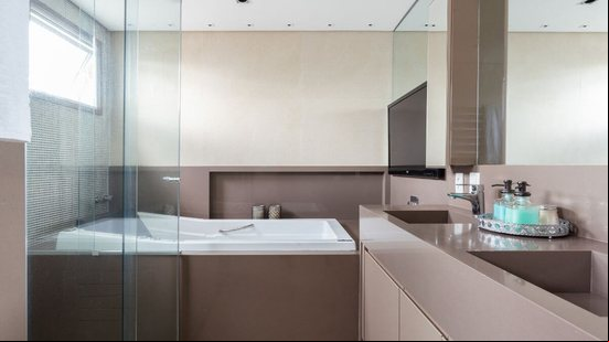 É possível transformar o banheiro em um ambiente prático e inspirador (Projeto: Dantas & os Arquitetura | Imagem: Maura Mello)
