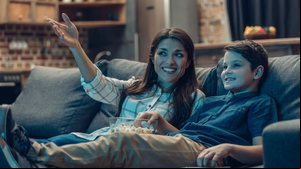 Filmes brasileiros de comédia retratam a relação com as mães (Imagem: fizkes | ShutterStock)