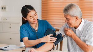 A hipertensão é uma doença crônica que precisa de cuidados (Imagem: Chokniti-Studio | Shutterstock)