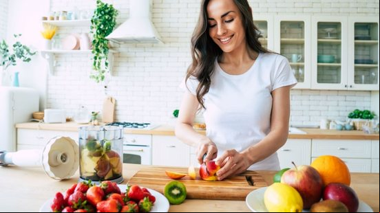 Uma alimentação rica em nutrientes ajuda a evitar a queda de cabelo (Imagem: Olha Povozniuk | Shutterstock)