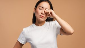 O choro é uma forma do corpo processar e expressar emoções intensas (Imagem: AYO Production | Shutterstock)