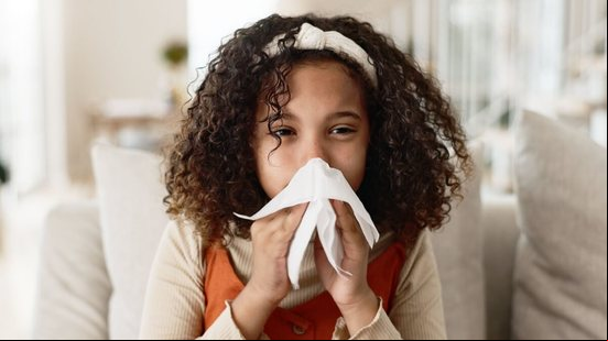 Alguns cuidados ajudam a evitar doenças respiratórias nas crianças (Imagem: PeopleImages.com - Yuri A | Shutterstock)