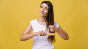 Hábitos no inverno podem agravar a queda de cabelo, especialmente em quem já tem predisposição (Imagem: Mix and Match Studio | Shutterstock)