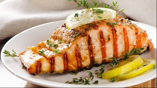 Salmão grelhado com tomilho e limão (Imagem: Tatjana Baibakova | Shutterstock)