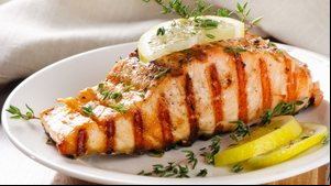 Salmão grelhado com tomilho e limão (Imagem: Tatjana Baibakova | Shutterstock)