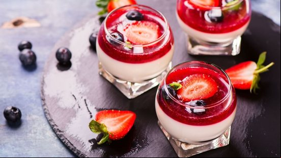 Pudim de coco com frutas vermelhas (Imagem: Ekaterina Markelova | Shutterstock)
