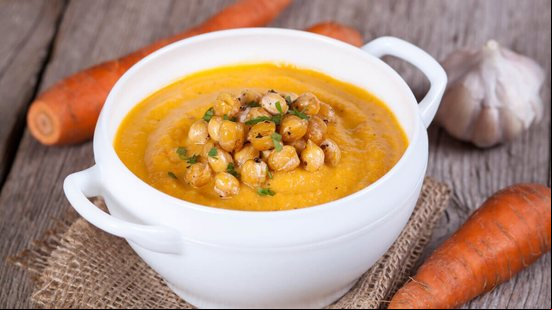 Creme de cenoura com grão-de-bico (Imagem: Ahanov Michael | Shutterstock)