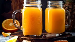 Suco de laranja, abacaxi e cúrcuma (Imagem: zarzamora | Shutterstock)