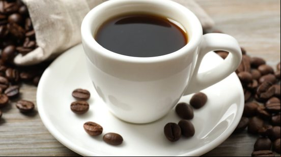 O café oferece diversos benefícios para o organismo, mas deve ser consumido com moderação para evitar malefícios (Imagem: Sunlight_s | Shutterstock)