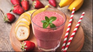 Vitamina de morango com banana (Imagem: natashamam | Shutterstock)