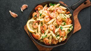 Penne com camarão e limão (Imagem: Oksana Mizina | Shutterstock)