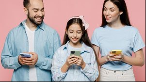 A comunicação aberta cria confiança nos filhos para compartilharem possíveis situações vivenciadas no ambiente digital (Imagem: ViDI Studio | Shutterstock)