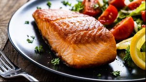 Salmão grelhado ao vinho branco (Imagem: Jacek Chabraszewski | Shutterstock)