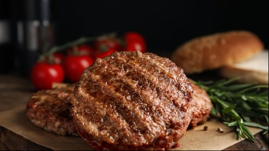 Hambúrguer de carne moída (Imagem: New Africa | Shutterstock)