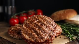 Hambúrguer de carne moída (Imagem: New Africa | Shutterstock)