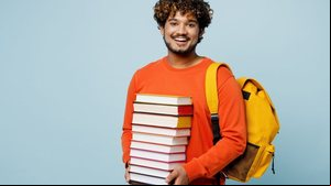 Compreender como os autores exigidos no Enem escrevem aumenta as chances de acerto na prova (Imagem: ViDI Studio | Shutterstock)