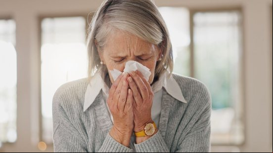 Idosos estão mais vulneráveis às infecções respiratórias graves (Imagem: PeopleImages.com - Yuri A | Shutterstock)