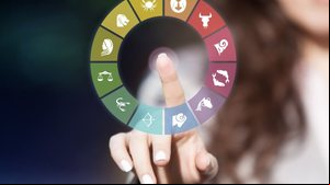 A segunda-feira trará movimentações intensas na vida financeira e amorosa dos 12 signos (Imagem: FotoCuisinette | Shutterstock)