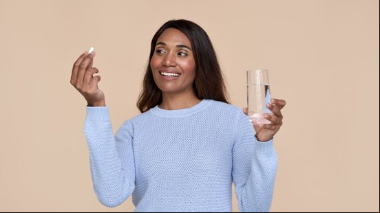 O uso de multivitamínicos deve ser indicado apenas quando há deficiência comprovada (Imagem: insta_photos | Shutterstock)