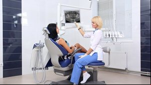 As cáries comprometem os dentes e demandam atendimento odontológico (Imagem: Kovalchynskyy Mykola | Shutterstock)