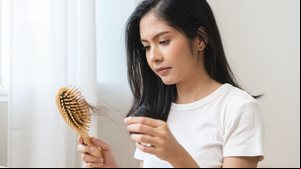 A falta de ferro no organismo é uma das principais causas da queda de cabelo (Imagem: Kmpzzz | Shutterstock)